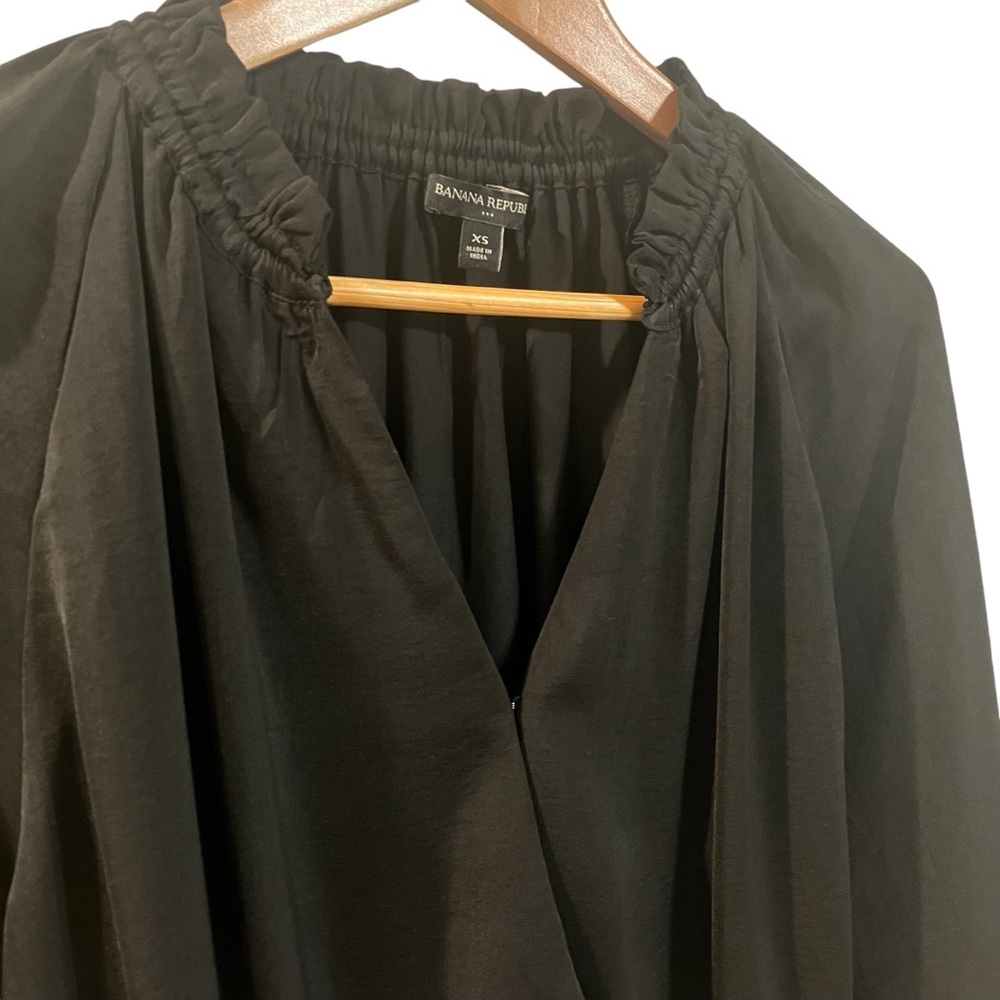 Banana Republic Black Satin V-neck Blouse. Size XS